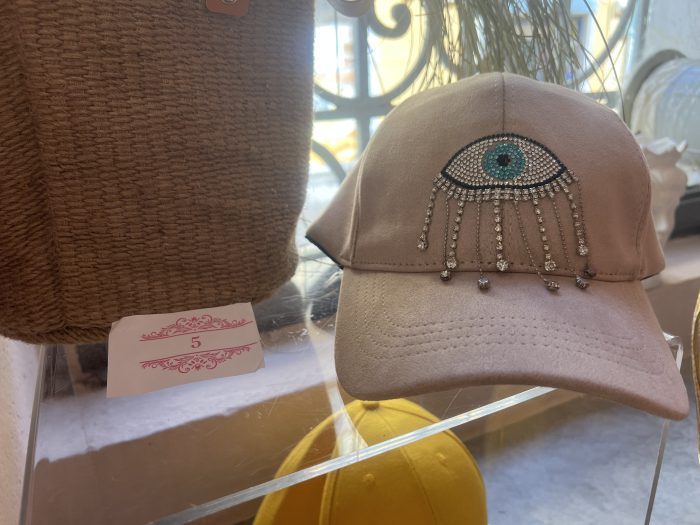 Cappello occhio rosa