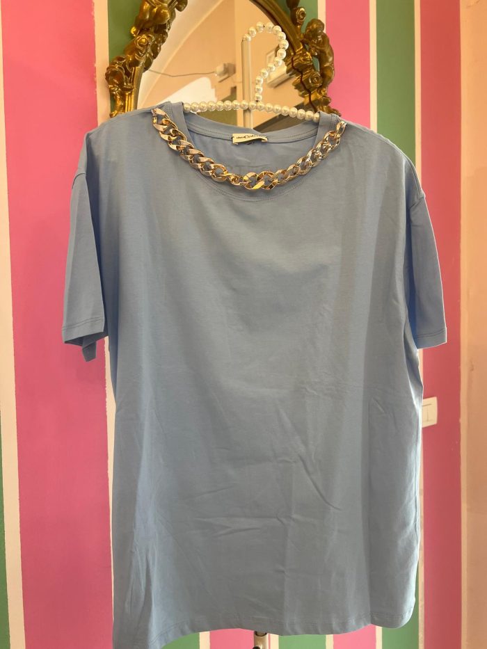 Maglia azzurra con catena